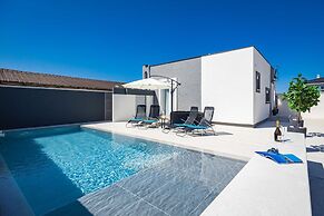 Villa in Gajana With Heated Pool