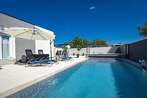 Villa in Gajana With Heated Pool