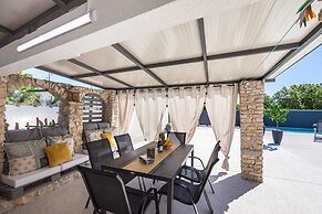 Villa in Gajana With Heated Pool