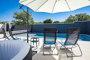 Villa in Gajana With Heated Pool