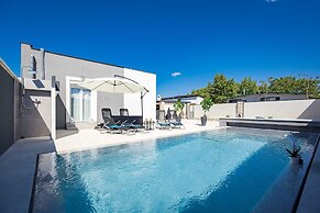 Villa in Gajana With Heated Pool