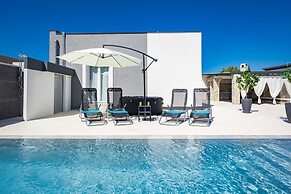 Villa in Gajana With Heated Pool