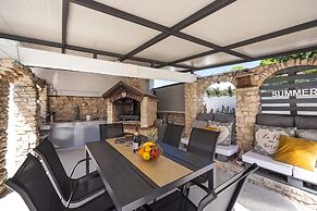 Villa in Gajana With Heated Pool