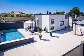 Villa in Gajana With Heated Pool