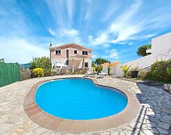 Villa in Lloret de Mar With Private Pool