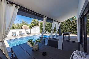 Villa With Pool, Jacuzzi, Table Tennis