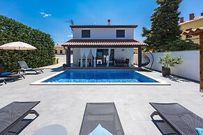 Villa With Pool, Jacuzzi, Table Tennis