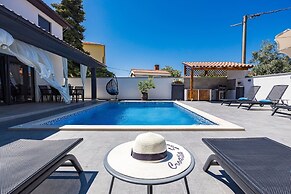 Villa With Pool, Jacuzzi, Table Tennis