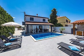 Villa With Pool, Jacuzzi, Table Tennis
