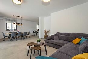 Villa With Pool, Jacuzzi, Table Tennis
