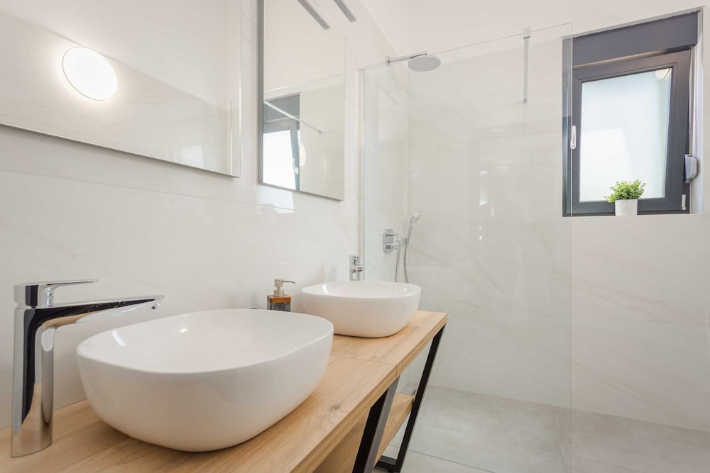 Villa With Pool, Jacuzzi, Table Tennis