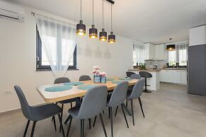 Villa With Pool, Jacuzzi, Table Tennis