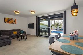 Villa With Pool, Jacuzzi, Table Tennis