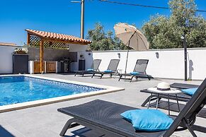 Villa With Pool, Jacuzzi, Table Tennis