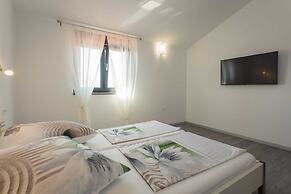 Villa With Pool, Jacuzzi, Table Tennis