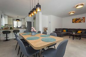 Villa With Pool, Jacuzzi, Table Tennis