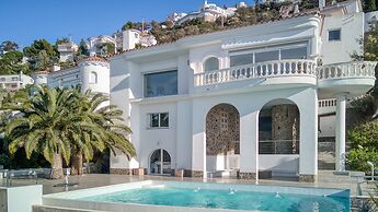 Villa in Roses With Private Pool & Sea Views