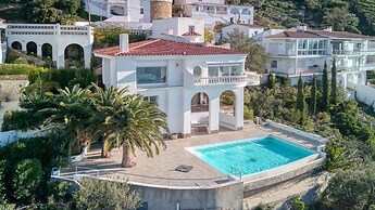 Villa in Roses With Private Pool & Sea Views