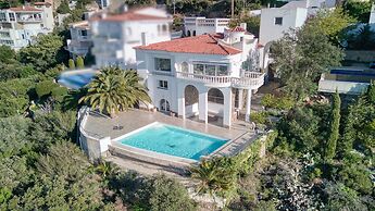 Villa in Roses With Private Pool & Sea Views