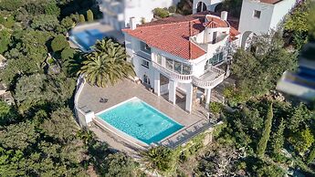 Villa in Roses With Private Pool & Sea Views