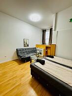 10BR Apt for Groups 8Min to Rathausplatz
