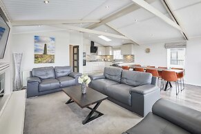 Host Stay Newport Bridge Lodge