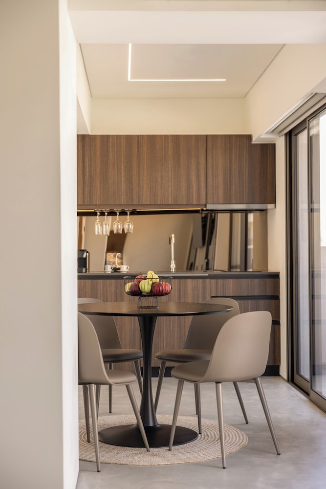 THE NIXON Suite and Apartments Hotel
