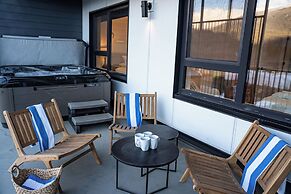 Drop In Condo by Revelstoke Vacations