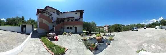 Makis House