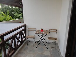 Makis House