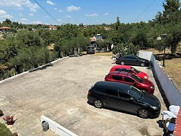 Makis House