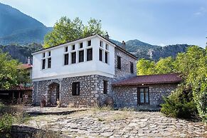 260m2 Unique Mountain House in Lilea Parnasos
