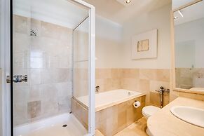 Camps Bay Beachside 2bed w Sea View Cloud 9