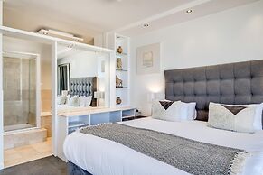 Camps Bay Beachside 2bed w Sea View Cloud 9