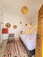 Riad Larbi Khalis