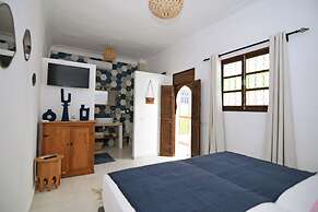 Riad Larbi Khalis