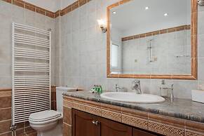 Ema's Guest House