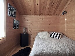 Cozy 4BR Lakeside Cottage with Sauna