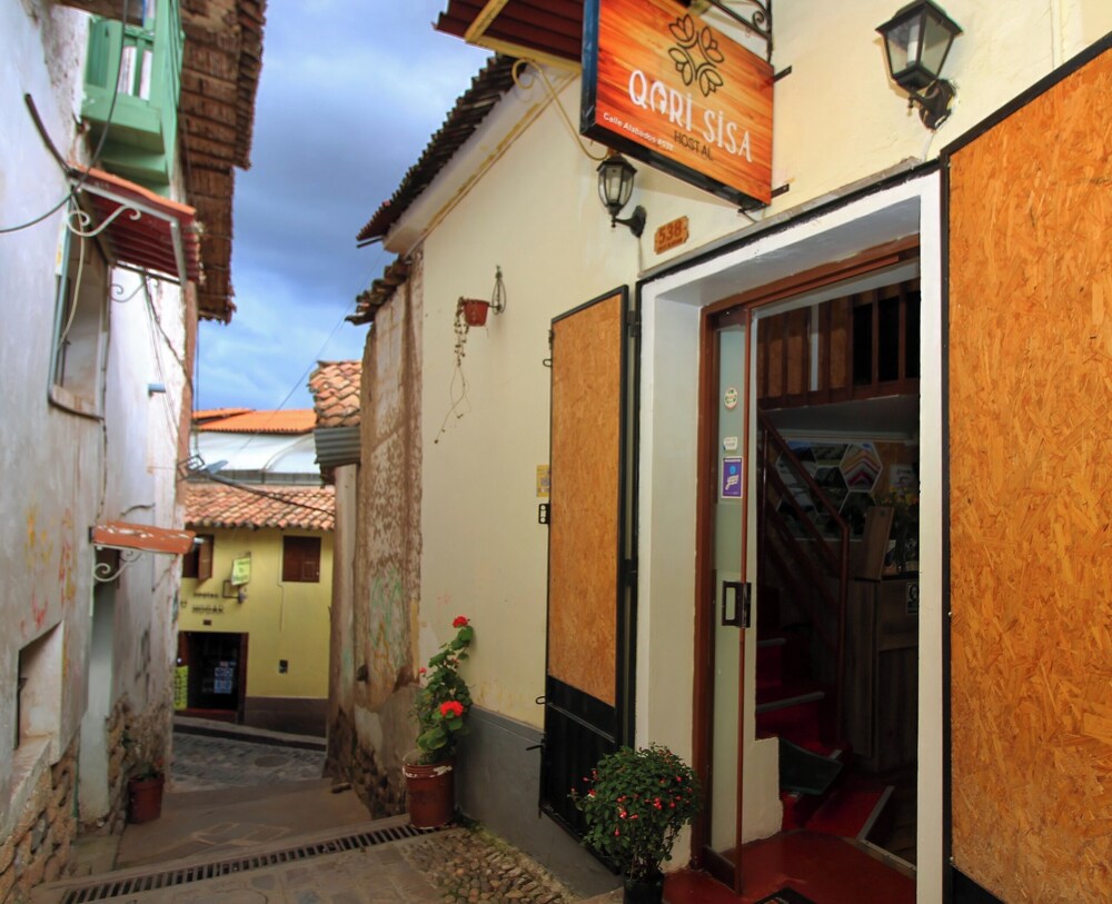 QORI SISA HOSTAL