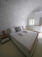 Phaos Oia Suites