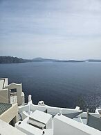 Phaos Oia Suites