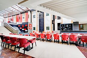 Dancenter Promenade Near Cihampelas Walk