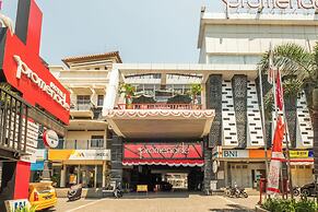 Dancenter Promenade Near Cihampelas Walk