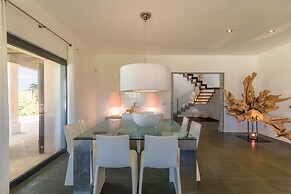 Sa Canoveta With Designer Kitchen