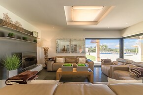 Sa Canoveta With Designer Kitchen