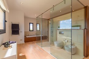 Sa Canoveta With Designer Kitchen