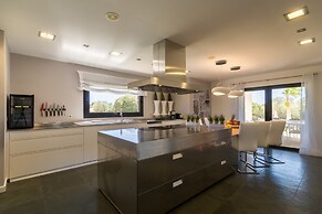Sa Canoveta With Designer Kitchen