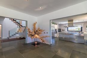 Sa Canoveta With Designer Kitchen