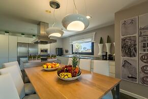 Sa Canoveta With Designer Kitchen