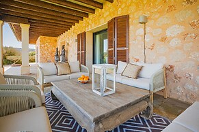 Sa Canoveta With Designer Kitchen